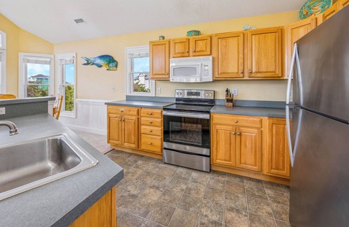 Frisco House | Oceanside Dog Friendly Home w/Hot Tub, Game Room, and Wet Bar. Island Stylin'!