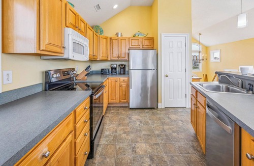Frisco House | Oceanside Dog Friendly Home w/Hot Tub, Game Room, and Wet Bar. Island Stylin'!