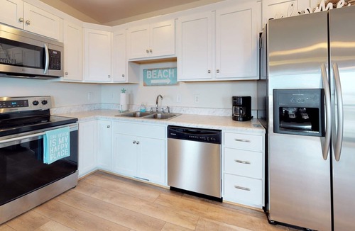 Surf City Condo | Oceanview condo located within walking distance to the beach!