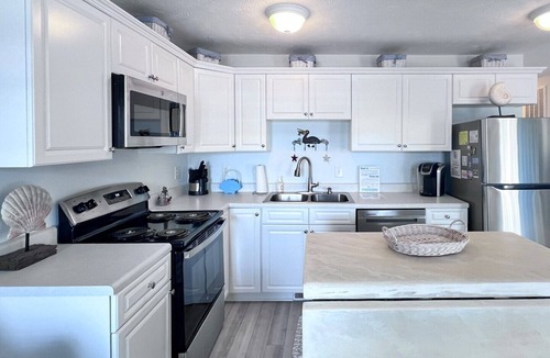 Surf City Condo | Oceanview condo located within walking distance to the beach!
