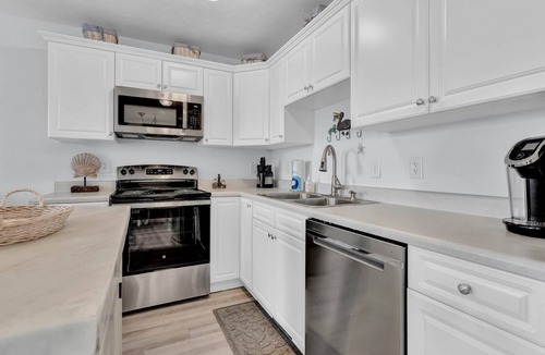 Surf City Condo | Oceanview condo located within walking distance to the beach!