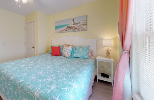 Surf City Condo | Oceanview condo located within walking distance to the beach!