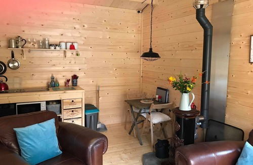 Kilmun Cabin | Off Grid Cabin Sleeps 2, Pets Ok, 20 min to Dunoon