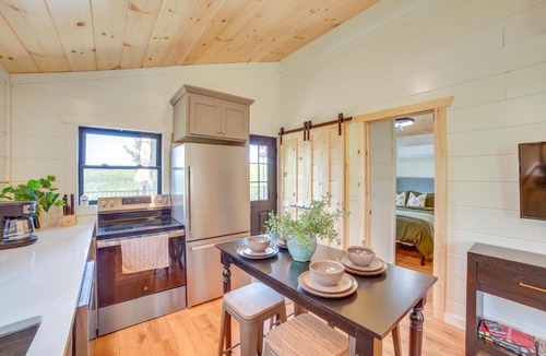 Omaha House | Off-Grid & Solar-Powered! Mtn-View Omaha Cabin
