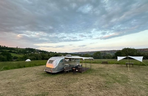Honiton House | Off-grid trailer stay with valley views and dark skies