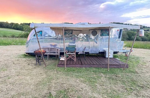 Honiton House | Off-grid trailer stay with valley views and dark skies