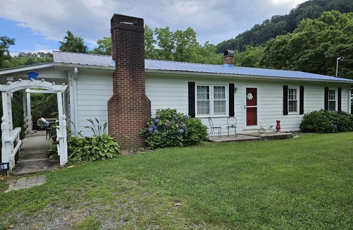 Lowgap House | Offer discounts! Dog friendly Country home sitting between 2 mountains