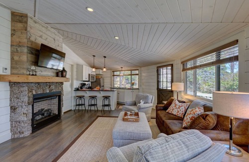 Highlands Cabin | Old Farm Road Cottage | Adorable Cottage Walking Distance to the Ugly Dog Pub & Main Street
