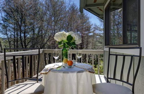 Highlands Cabin | Old Farm Road Cottage | Adorable Cottage Walking Distance to the Ugly Dog Pub & Main Street