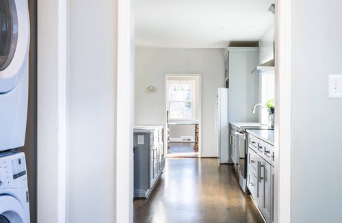 Old Irving Park House | Old Irving Park 7BR with Hot Tub