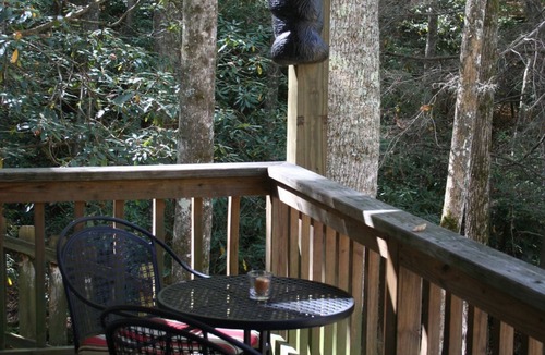 Penrose Cabin | On Babbling Brook - Hot Tub - Grill - Fireplace - WiFi - Fenced - Pets OK