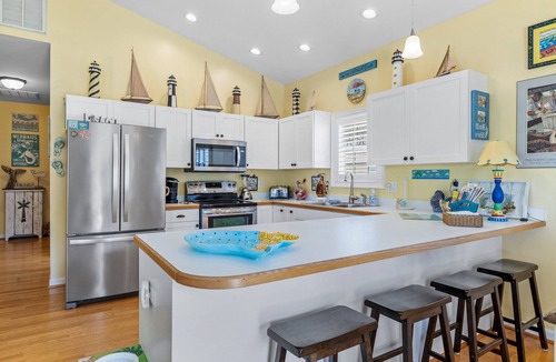Atlantic Beach Cottage | On Island Time: Dog Friendly, Centrally located, fenced yard - walk to the beach