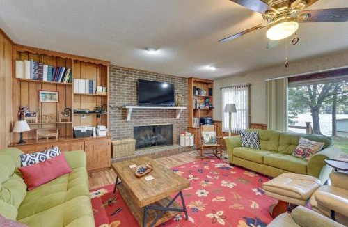 Albemarle House | On Lake Tillery Spacious Home with Screened Porch!