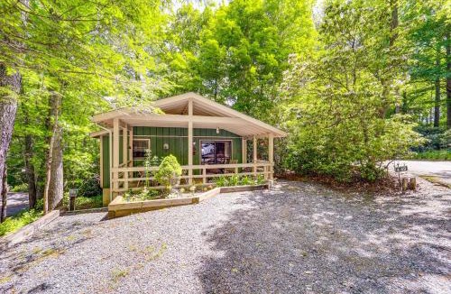 Newland House | On-Site Lake and Pool Access Cabin in Newland!
