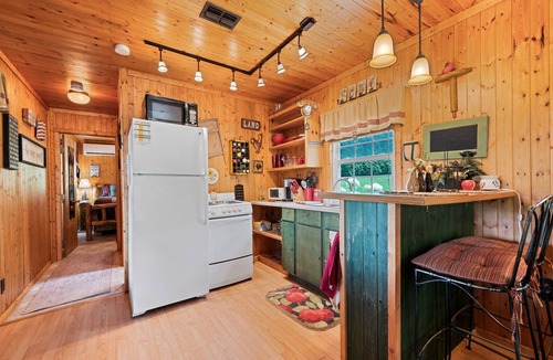 Asheville Cabin | One Bedroom Cabin 43 Acre Retreat Pets OK-Fenced, Private, Views, Internet