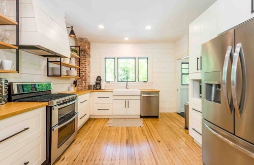 Flat Rock House | One night weekday stays available - apple pick & get a quick mountain escape in!