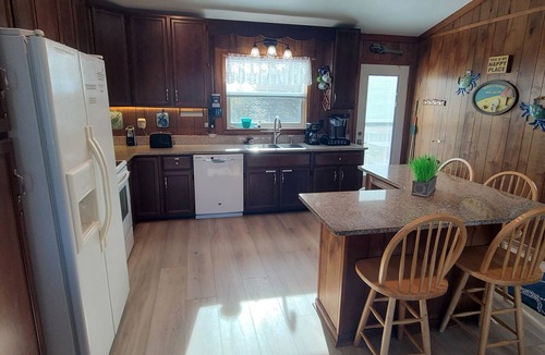 South Nags Head Cottage | Only 2 min. Walk to Beach! Private Salt-Water Pool, Hot Tub, Backyard Pond.