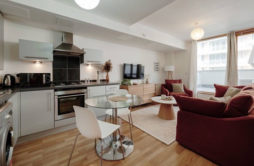Canon's Marsh Apartment | Open-plan Studio Apartment near Harbourside