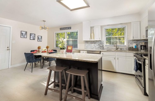 Northwest Raleigh House | Original Oak Tree Oasis: Private sunroom/deck/grill/firepit/yard (❤️ of Raleigh)