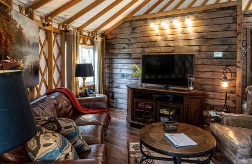 Topton Villa | Otter Creek Luxury Yurt - Creekside Glamping with Private Hot Tub