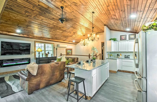 Otto House | Otto Home w/Fire Pit, Tree House & Hot Tub!