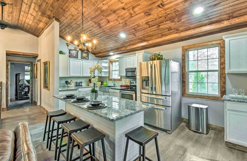 Otto House | Otto Home w/Fire Pit, Tree House & Hot Tub!