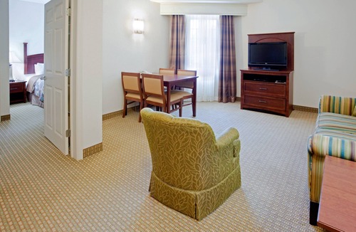 Durham Condo | Outdoor Pool + Free Breakfast + Free Wi-Fi | Close to UNC Chapel Hill University