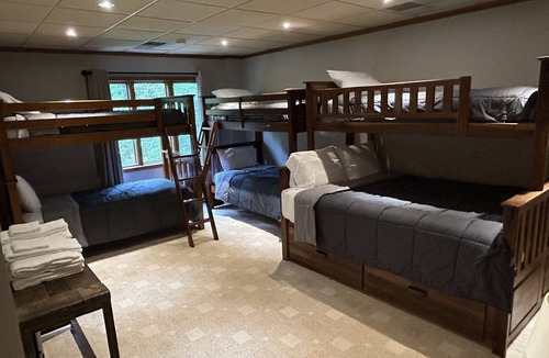 Sapphire House | Overlooks 3rd Hole Sapphire Golf Course, family friendly & close to everything!