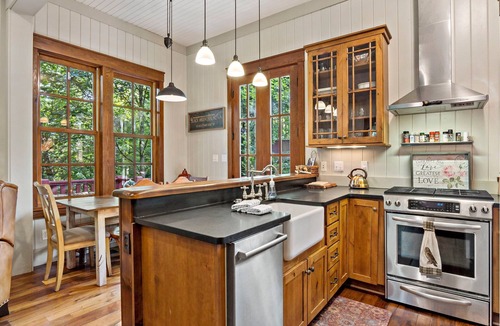 Cheshire House | Owl's Nest - 2/2.5, Luxurious, Pet Friendly Home