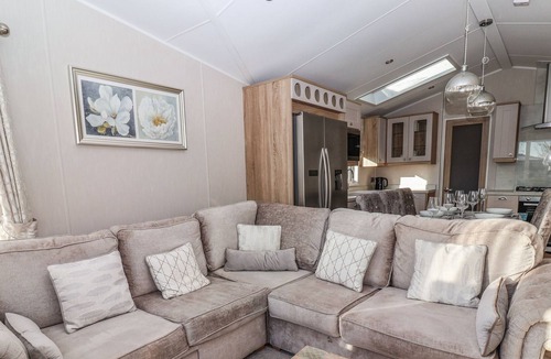 Wilberfoss Cottage | OWL’S NEST, pet friendly, with hot tub in Wilberfoss