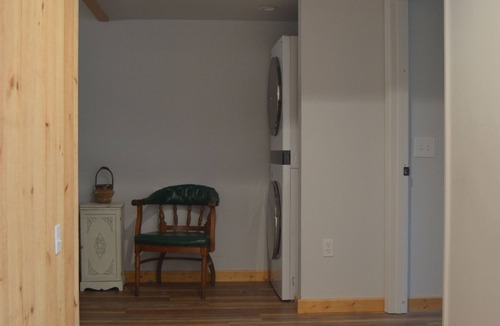 Weaverville Cabin | Ox Glen Coach House, Creekside