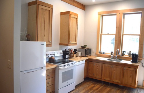 Weaverville Cabin | Ox Glen Coach House, Creekside