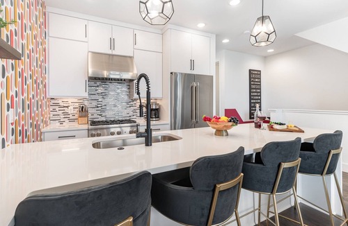 Katie Hill Neighborhood Cottage | Painted Note - Rooftop Hot Tub - Mins to Broadway