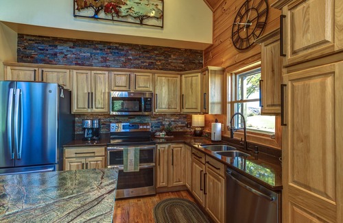 Banner Elk Cabin | ☆ Panoramic ☆ Hot Tub ☆ Fire Pit ☆ Fireplace ☆ Luxury ☆ Rustic ☆ 4BR ☆ 3K/2Q/3S