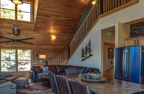 Banner Elk Cabin | ☆ Panoramic ☆ Hot Tub ☆ Fire Pit ☆ Fireplace ☆ Luxury ☆ Rustic ☆ 4BR ☆ 3K/2Q/3S