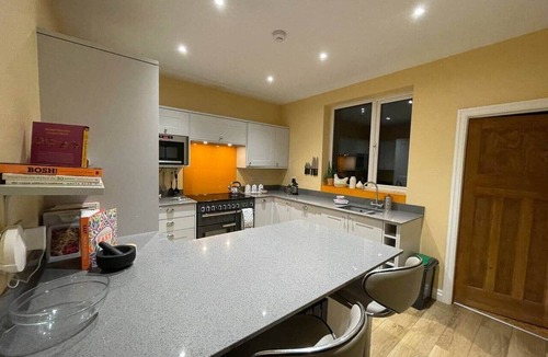 Padfield House | Panoramic Peak Views 3 Bed Log Burner Walks from Door