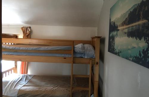 Llanybri Hostel | Pantyrathro International Hostel