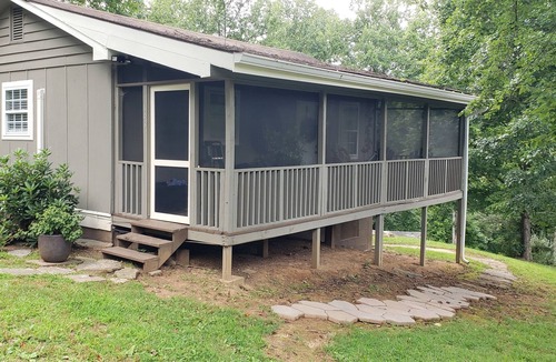 Qualla Cabin | Papa Bear Bear-a-Dice CABINS Hot tub firepit BBQ hiking trails near Cassino