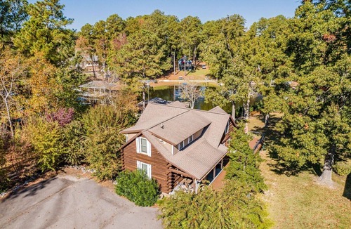 Henrico House | Paradise Cove Beautiful Log Cabin on Lake Gaston NC