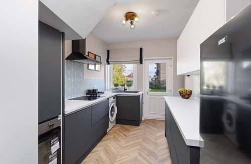Loanhead House | Paradykes House - Free Parking & Garden