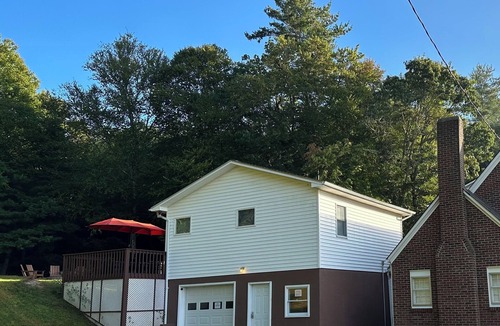 Laurel Springs Apartment | Parkway Paradise Cozy Retreat Blue Ridge Parkway Family & Pet Friendly