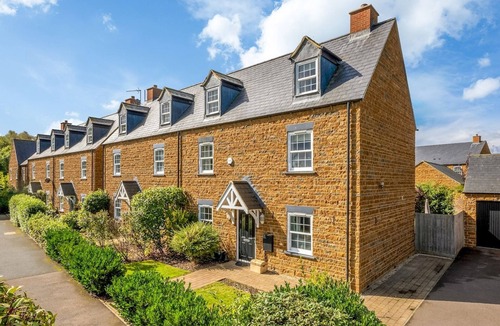 Deddington House | Pass the Keys | Former Show Home | 6 min walk to Deddington