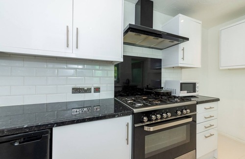 Tilehurst House | Pass the Keys | Spacious & Fabulous 3 BDR Family House