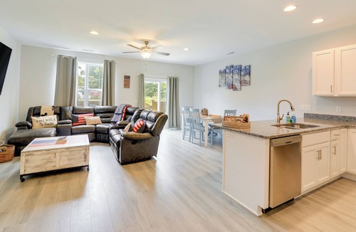 Hampstead House | Patriotic Hampstead Retreat w/ Patio & Grill!