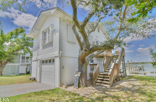 Topsail Beach House | Paws & Relax at Waterloo!