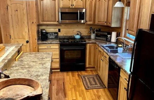Altamont House | Peaceful Cabin: Trails, Winery, Fire-pit & 12 Acr