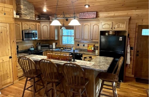 Altamont House | Peaceful Cabin: Trails, Winery, Fire-pit & 12 Acr