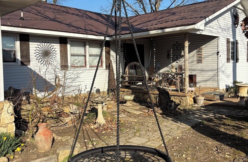 Hohenwald House | Peaceful & Charming 3-bedroom farmhouse with AC, WiFi! in peaceful Hohenwald