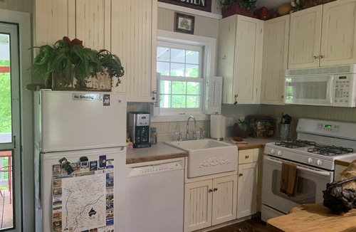 Altamont Cottage | Peaceful Cottage on Linville River. Hike Blue Ridge mountains. Visit winery.