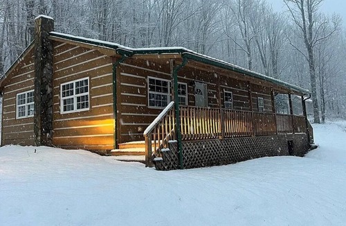 West Jefferson Cabin | Peaceful elegant cabin on private land, Minutes from downtown West Jefferson.